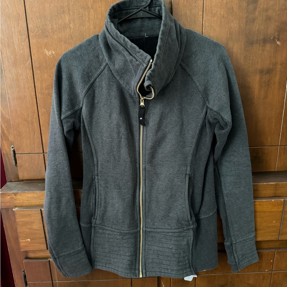 Lululemon women’s fitted jacket- size M/L